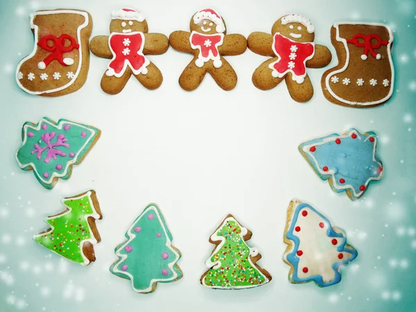 クリスマス クッキー ジンジャーブレッドと背景がある木製の装飾 — ストック写真