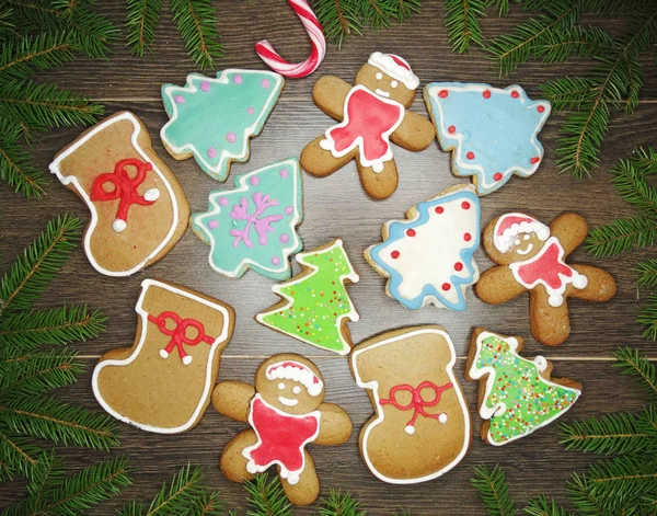 Biscuits de Noël pain d'épice et décoration sur fond en bois — Photo