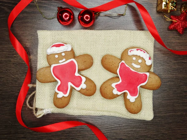 Christmas cookies pepparkakor och dekoration på trä bak — Stockfoto