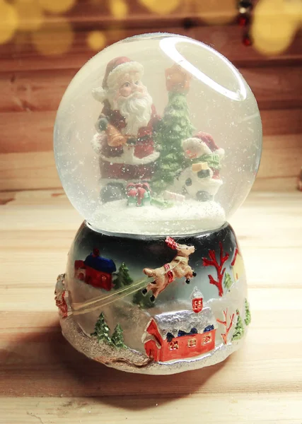Navidad bola de nieve decoración composición sobre fondo de madera — Foto de Stock