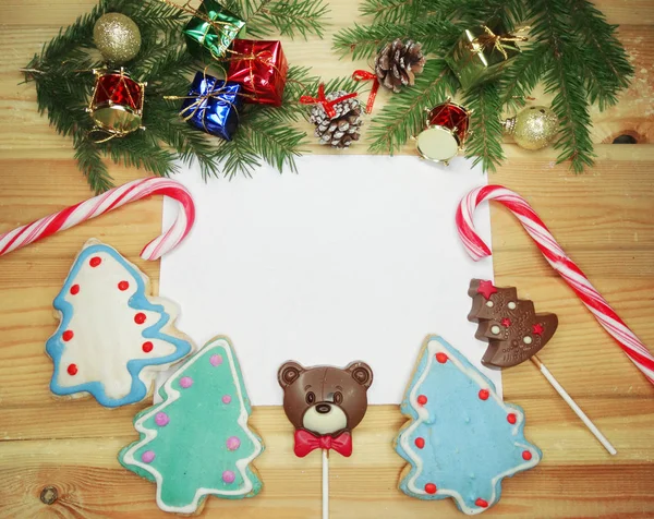 Noel kurabiye zencefilli ve dekorasyon ahşap adam üzerinde — Stok fotoğraf