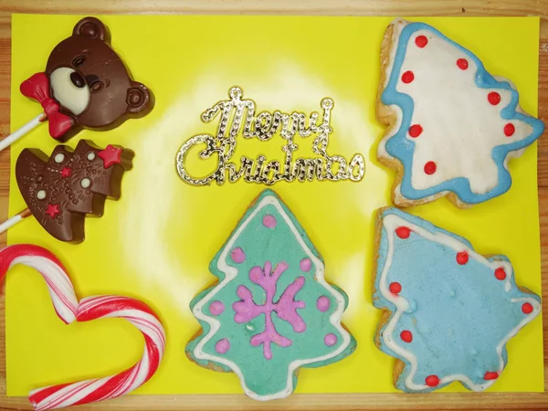 Biscoitos de Natal pão de gengibre e decoração em backgroun de madeira — Fotografia de Stock