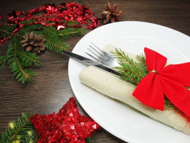 Noel tablo yer ayarını Çamın dalları ve dekorasyon