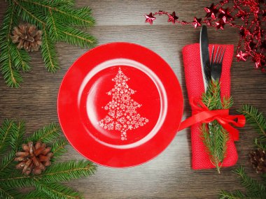 Noel tablo yer ayarını Çamın dalları ve dekorasyon