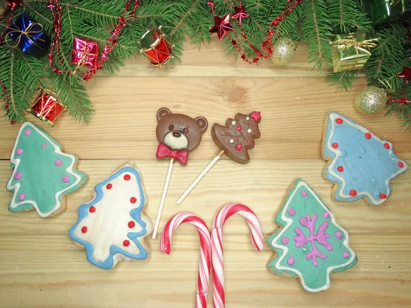 Biscoitos de Natal pão de gengibre e decoração em backgroun de madeira — Fotografia de Stock