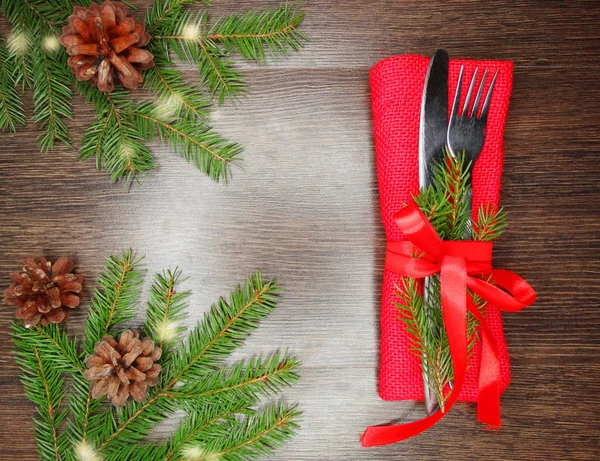 Weihnachten Tischdekoration mit Tannenzweigen und Dekoration — Stockfoto