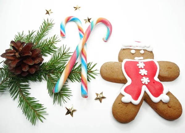 Biscoitos de Natal pão de gengibre e decoração em backgroun de madeira — Fotografia de Stock