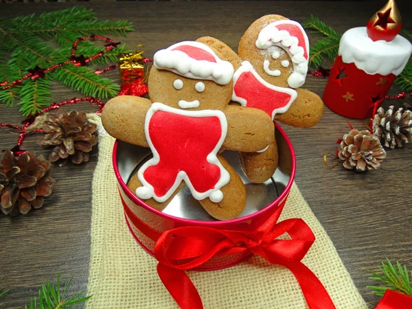 Vánoční cookie perník a dekorace v dřevěné poza — Stock fotografie