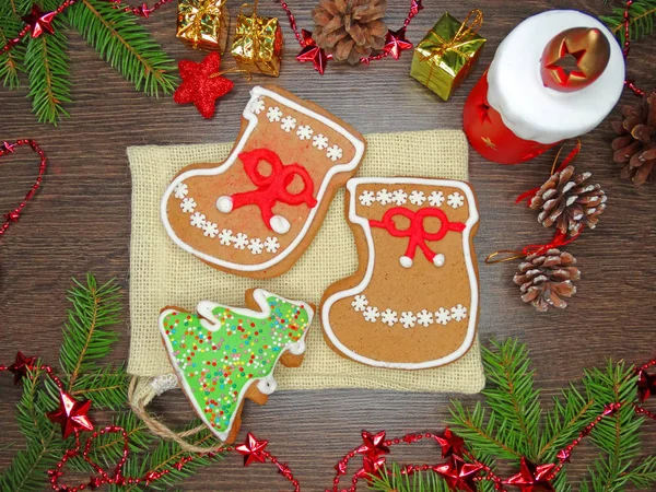 Christmas cookies pepparkakor och dekoration på trä bak — Stockfoto