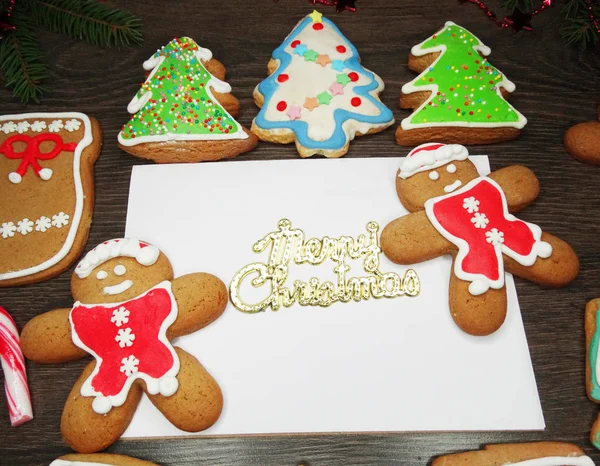 Tarjeta de felicitación de galletas de Navidad y decoración en backgro de madera — Foto de Stock