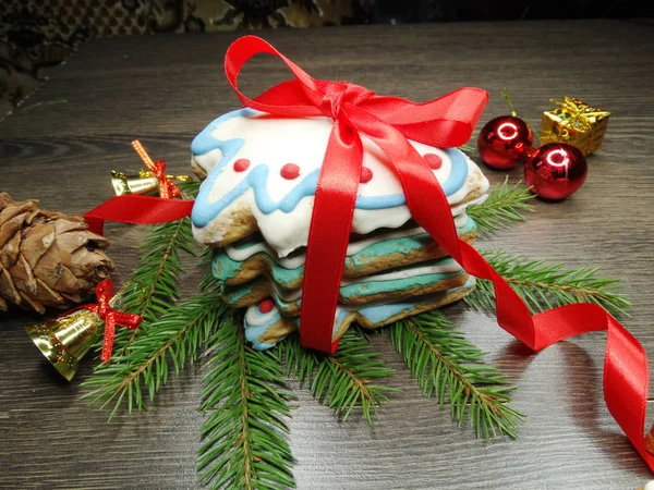 Biscoitos de Natal pão de gengibre e decoração em backgroun de madeira — Fotografia de Stock