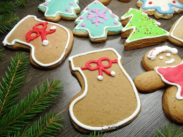 Galletas de Navidad pan de jengibre y decoración en el fondo de madera — Foto de Stock