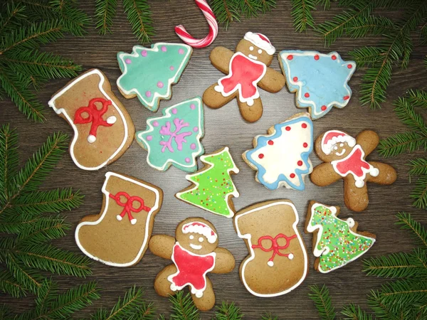 圣诞饼干姜饼和装饰上木制背景 — 图库照片