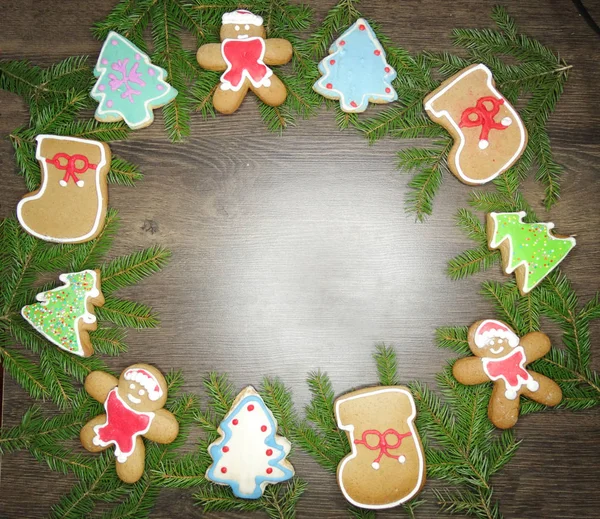 Galletas de Navidad pan de jengibre y decoración en el fondo de madera — Foto de Stock