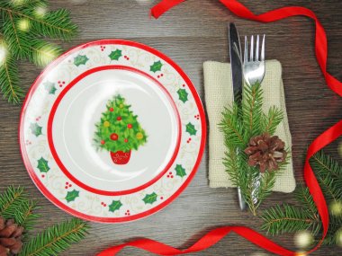 Noel tablo yer ayarını Çamın dalları ve dekorasyon