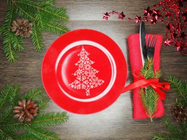 Noel tablo yer ayarını Çamın dalları ve dekorasyon