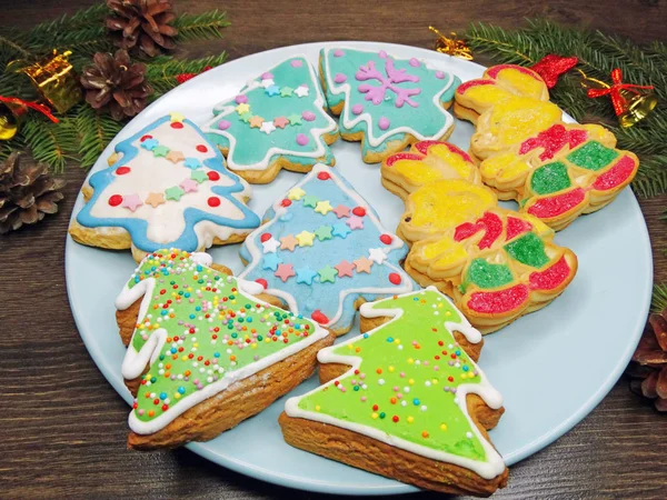 Biscoitos de Natal pão de gengibre e decoração em backgroun de madeira — Fotografia de Stock