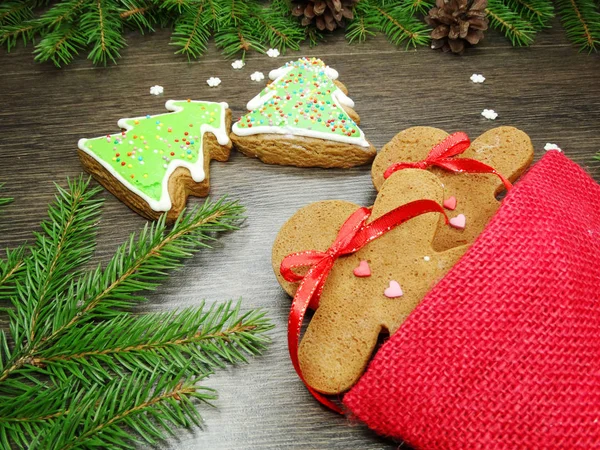 Biscoitos de Natal pão de gengibre e decoração em backgroun de madeira — Fotografia de Stock