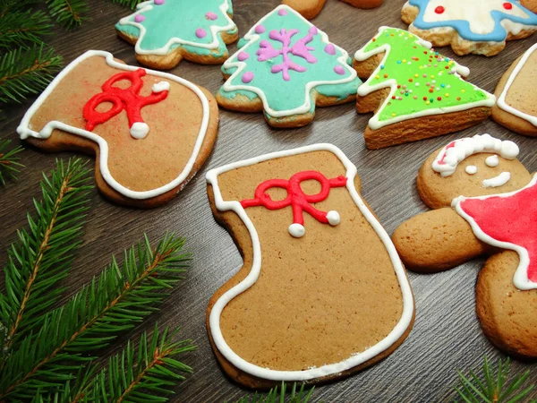 Vánoční cookie perník a dekorace v dřevěné poza — Stock fotografie