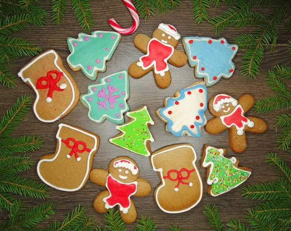 Galletas de Navidad pan de jengibre y decoración en el fondo de madera — Foto de Stock