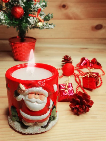 Karácsonyi gyertya dekoráció és másol hely fából készült háttér — Stock Fotó