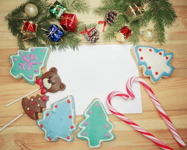 Christmas cookies gratulationskort och dekoration på trä backgro — Stockfoto