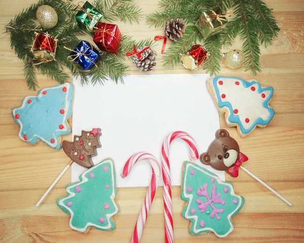 Tarjeta de felicitación de galletas de Navidad y decoración en backgro de madera — Foto de Stock