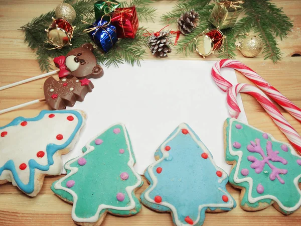 Tarjeta de felicitación de galletas de Navidad y decoración en backgro de madera — Foto de Stock