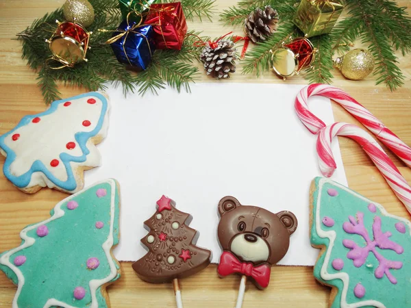 Świąteczne ciasteczka z życzeniami i ozdoba na drewniane backgro — Zdjęcie stockowe