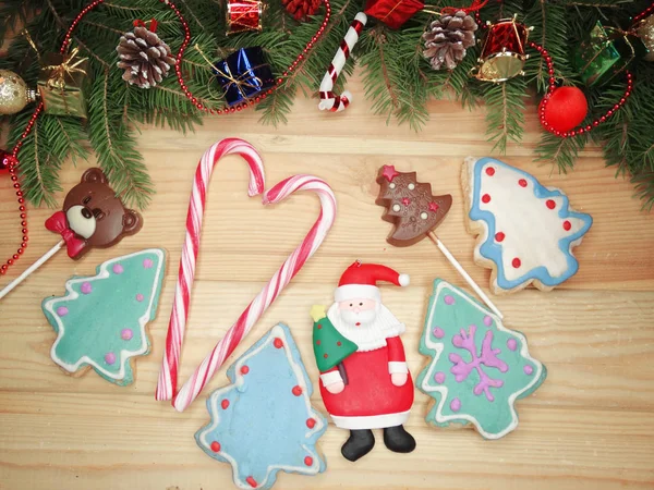 Weihnachtsgebäck Lebkuchen und Dekoration auf hölzernem Hintergrund — Stockfoto