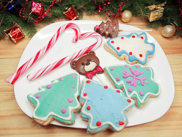 Galletas de Navidad pan de jengibre y decoración en el fondo de madera —  Fotos de Stock