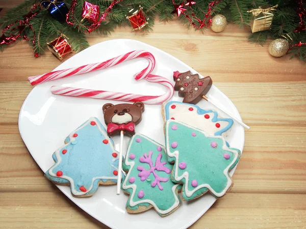 Biscoitos de Natal pão de gengibre e decoração em backgroun de madeira — Fotografia de Stock