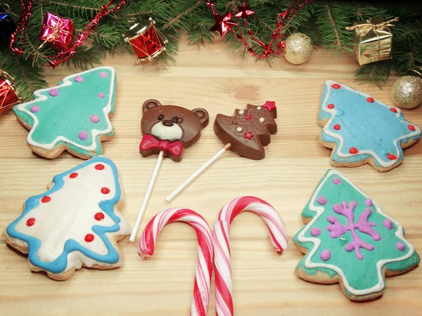 Рождественское печенье пряники и украшения на деревянной спинке — стоковое фото