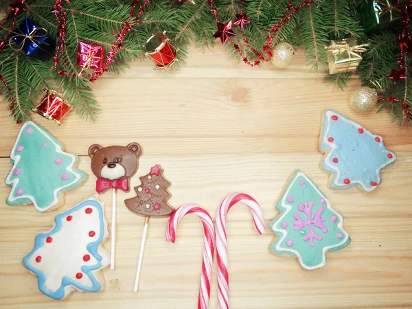 Biscoitos de Natal pão de gengibre e decoração em backgroun de madeira — Fotografia de Stock