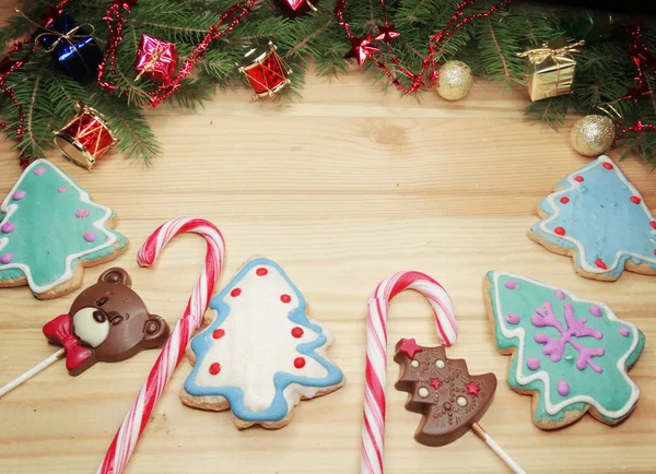 Biscoitos de Natal pão de gengibre e decoração em backgroun de madeira — Fotografia de Stock