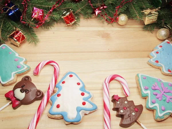 Galletas de Navidad pan de jengibre y decoración en el fondo de madera — Foto de Stock