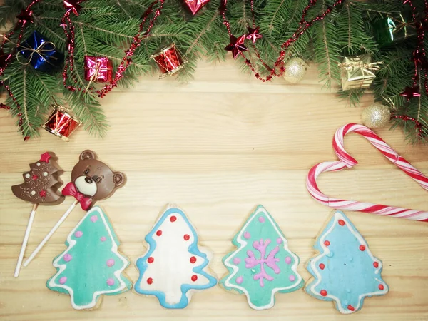 Biscoitos de Natal pão de gengibre e decoração em backgroun de madeira — Fotografia de Stock