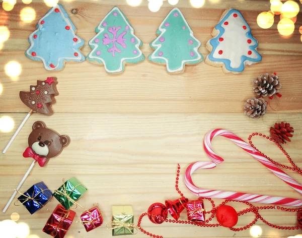 クリスマス クッキー ジンジャーブレッドと背景がある木製の装飾 — ストック写真