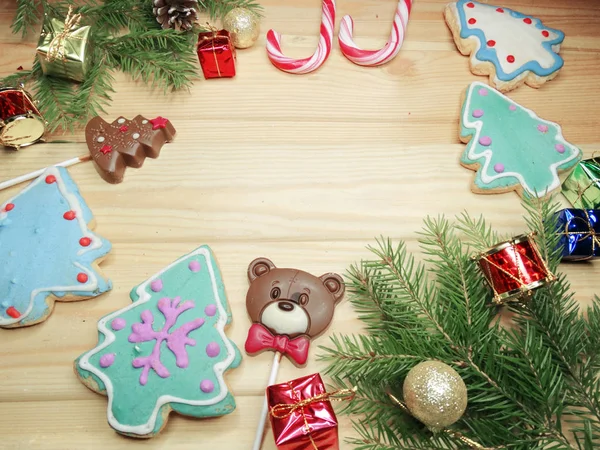 Biscoitos de Natal pão de gengibre e decoração em backgroun de madeira — Fotografia de Stock