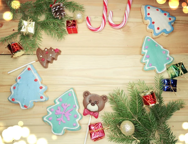 Biscuits de Noël pain d'épice et décoration sur fond en bois — Photo