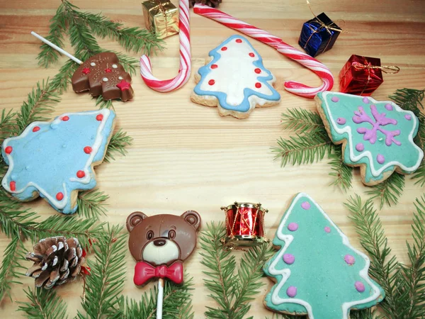 Galletas de Navidad pan de jengibre y decoración en el fondo de madera — Foto de Stock