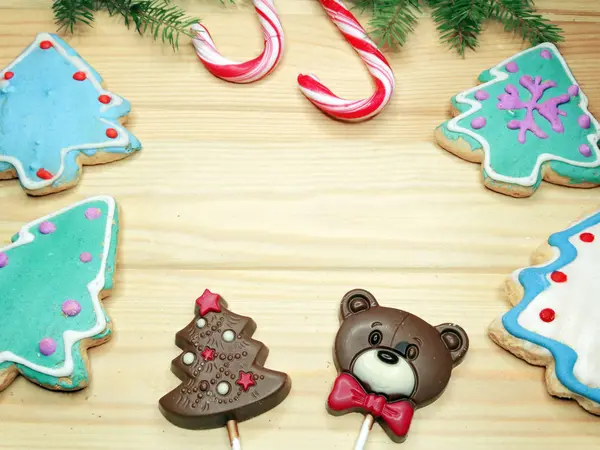 Galletas de Navidad pan de jengibre y decoración en el fondo de madera — Foto de Stock