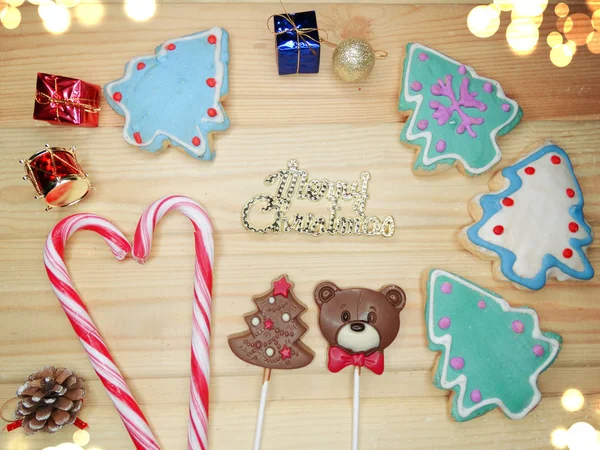 Biscoitos de Natal pão de gengibre e decoração em backgroun de madeira — Fotografia de Stock