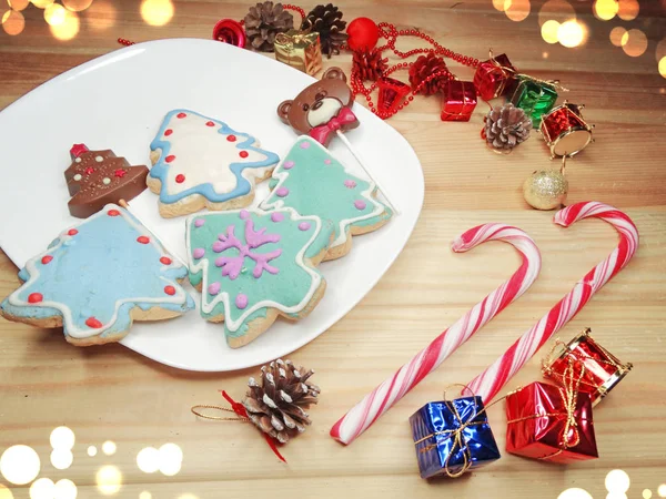 Biscoitos de Natal pão de gengibre e decoração em backgroun de madeira — Fotografia de Stock