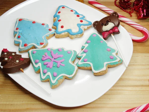 Vánoční cookie perník a dekorace v dřevěné poza — Stock fotografie