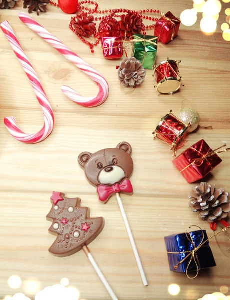 Galletas de Navidad pan de jengibre y decoración en el fondo de madera — Foto de Stock