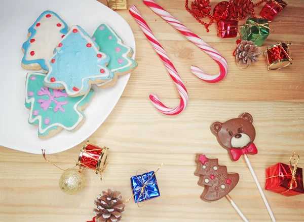 Vánoční cookie perník a dekorace v dřevěné poza — Stock fotografie