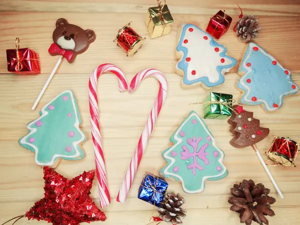 Biscoitos de Natal pão de gengibre e decoração em backgroun de madeira — Fotografia de Stock