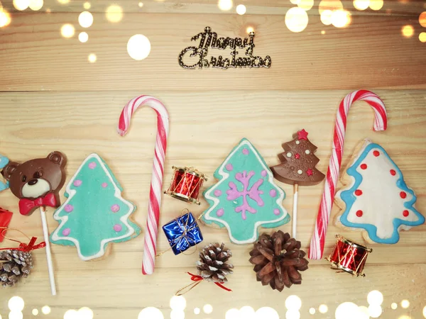 Рождественское печенье пряники и украшения на деревянной спинке — стоковое фото