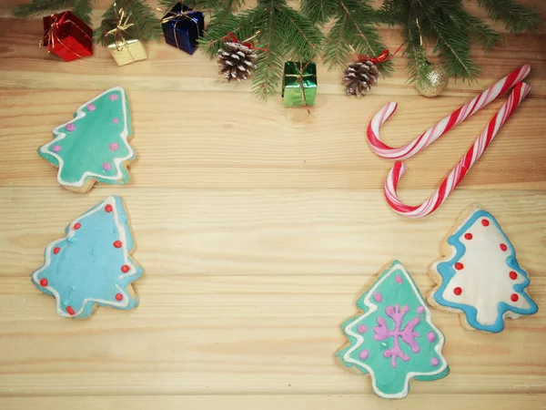 Galletas de Navidad pan de jengibre y decoración en el fondo de madera — Foto de Stock